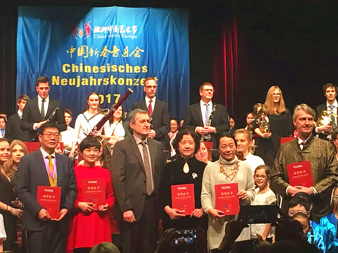 5奥地利米尔茨市长颁发证书.jpg 5奥地利米尔茨市长颁发证书.jpg