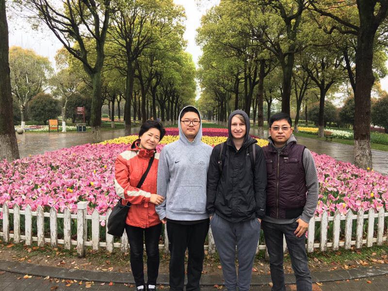 4.周末与中国家人一起参观鲜花港.jpg