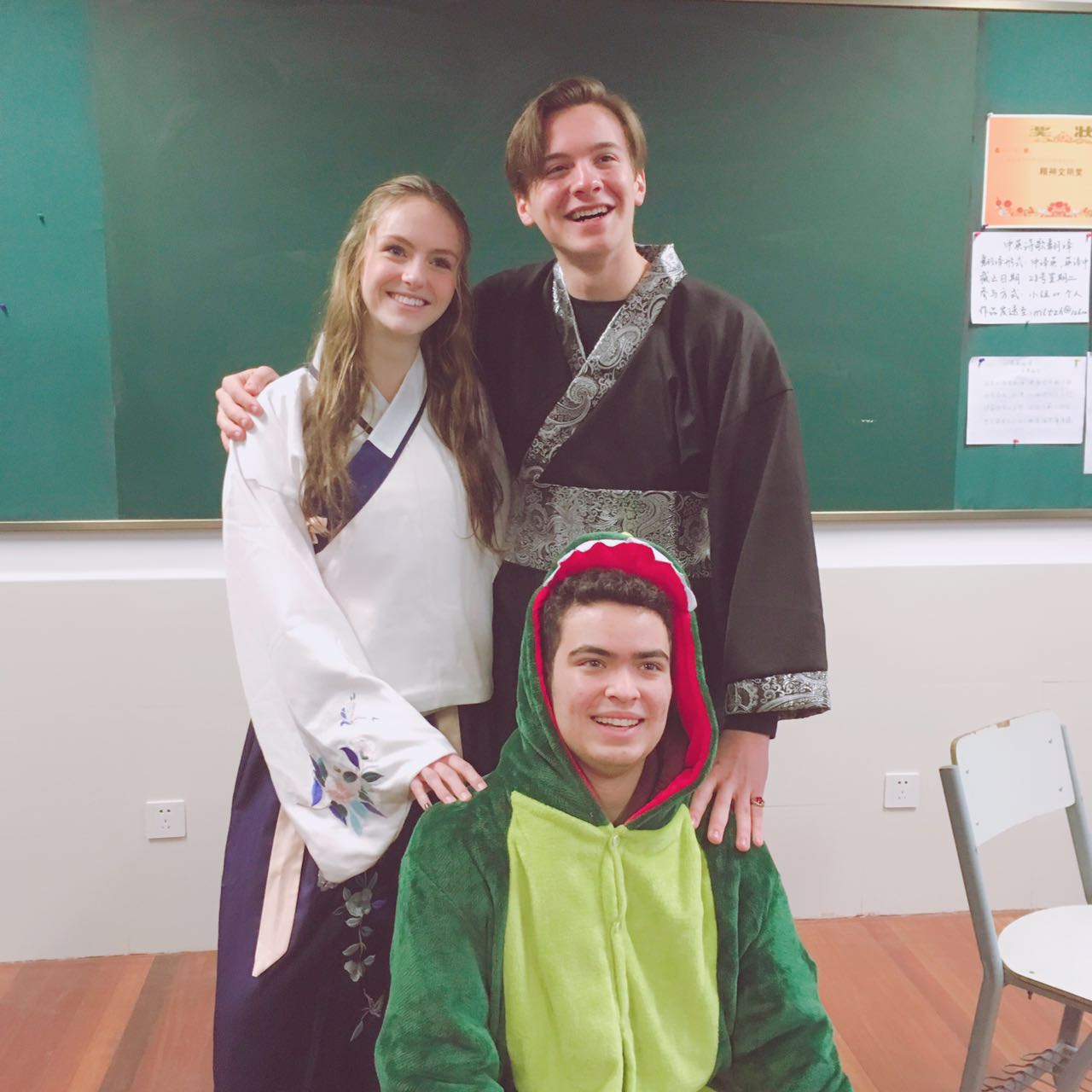 12.国际部汉服.jpg 12.国际部汉服.jpg