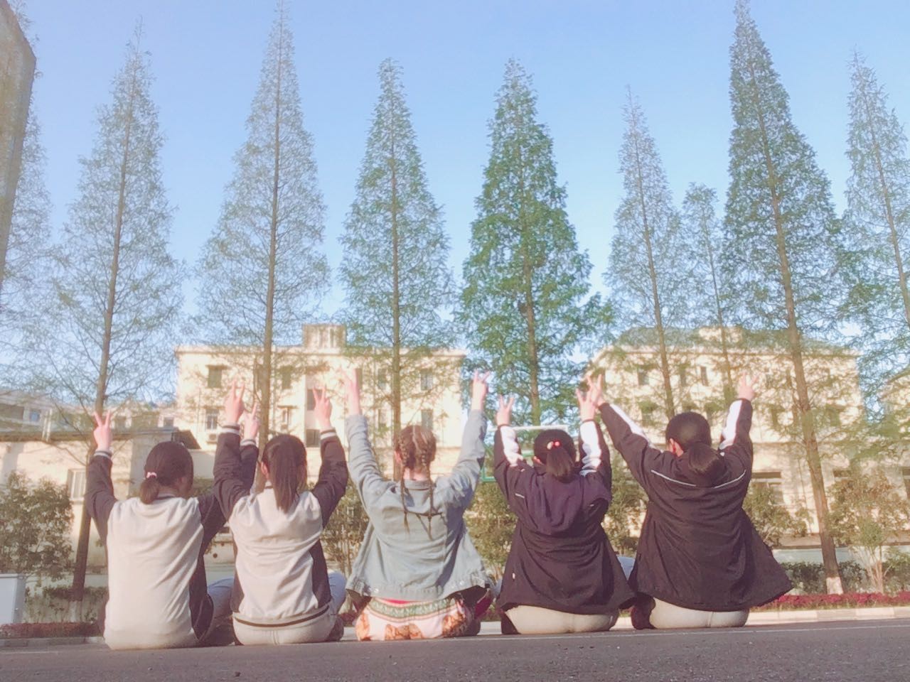 18与建平学生校园合影.jpg