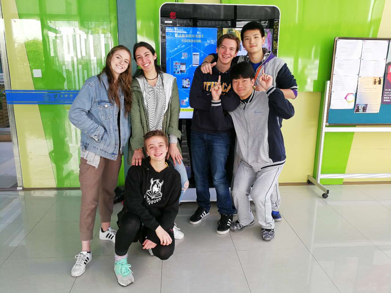 19与学生合影.jpg